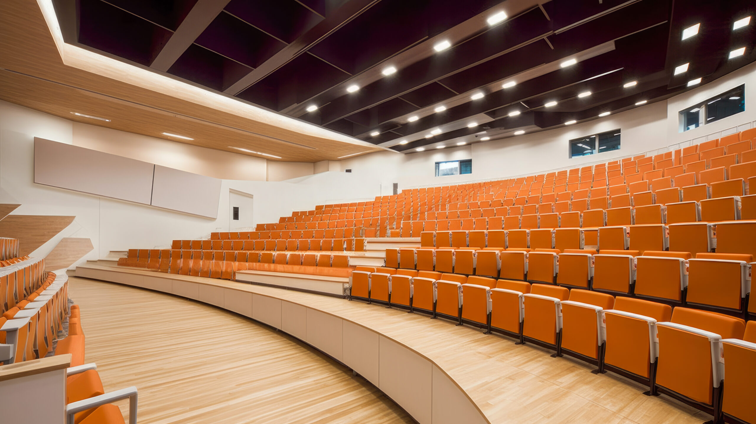 grand-auditorium-sieges-orange-parquet-bois